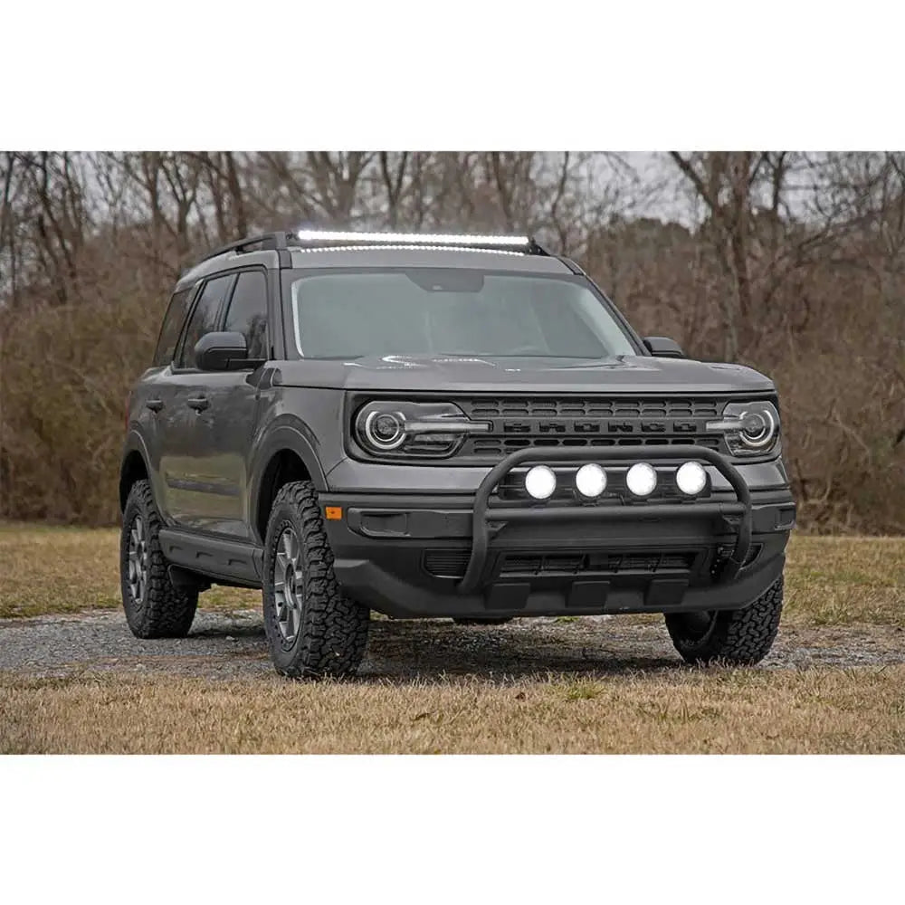 Kufanger med 4" LED-lykter og reflektorer montert på Ford Bronco Sport utendørs.