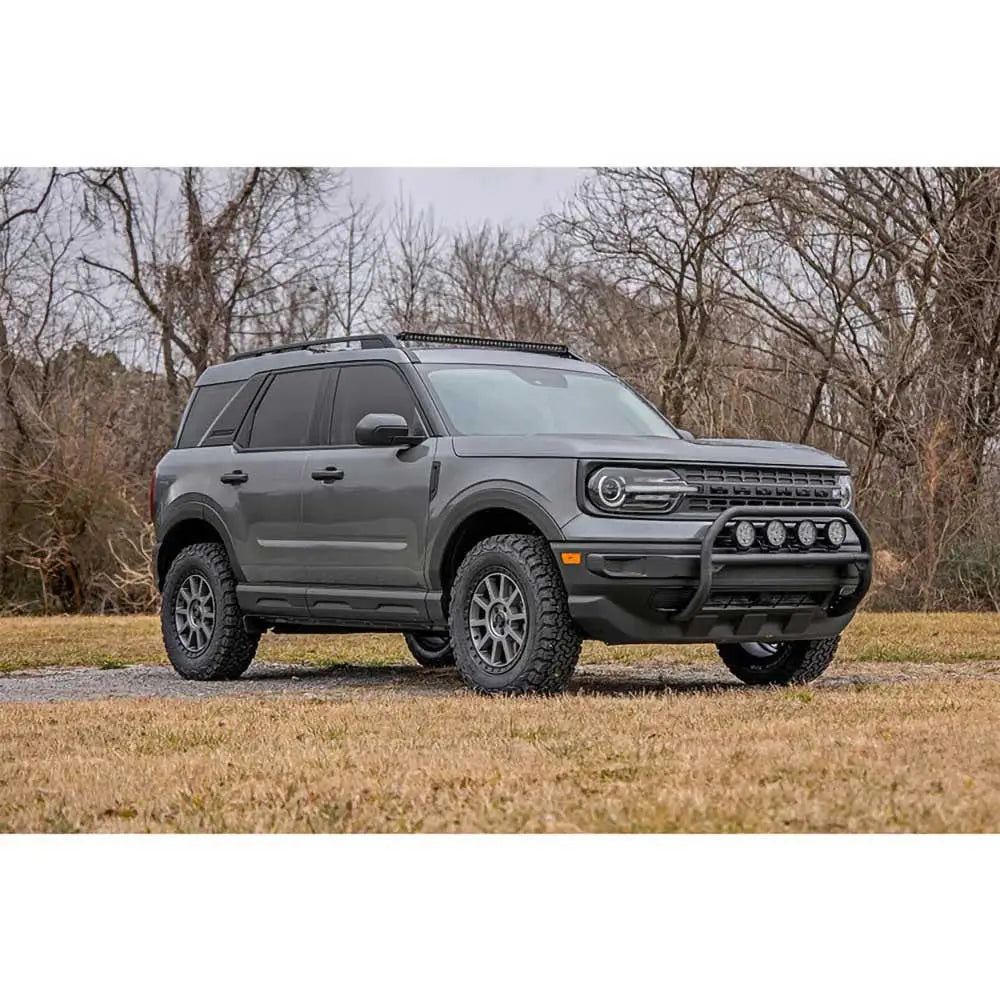 Lyktebøyle med 4" LED-lykter og reflektorer montert på Ford Bronco Sport, sett forfra på gress.
