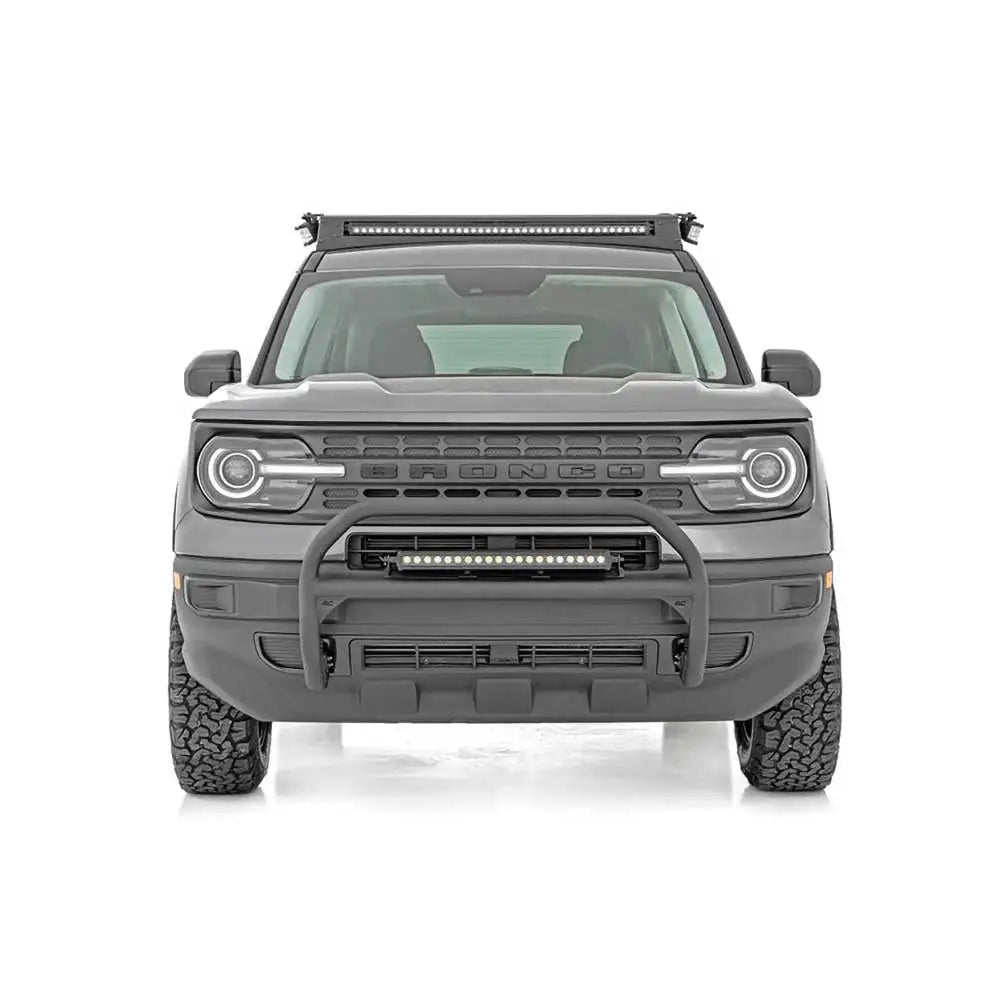 Lysbøyle med LED Cree 20" DRL Black Series montert på Ford Bronco Sport, sett rett forfra.