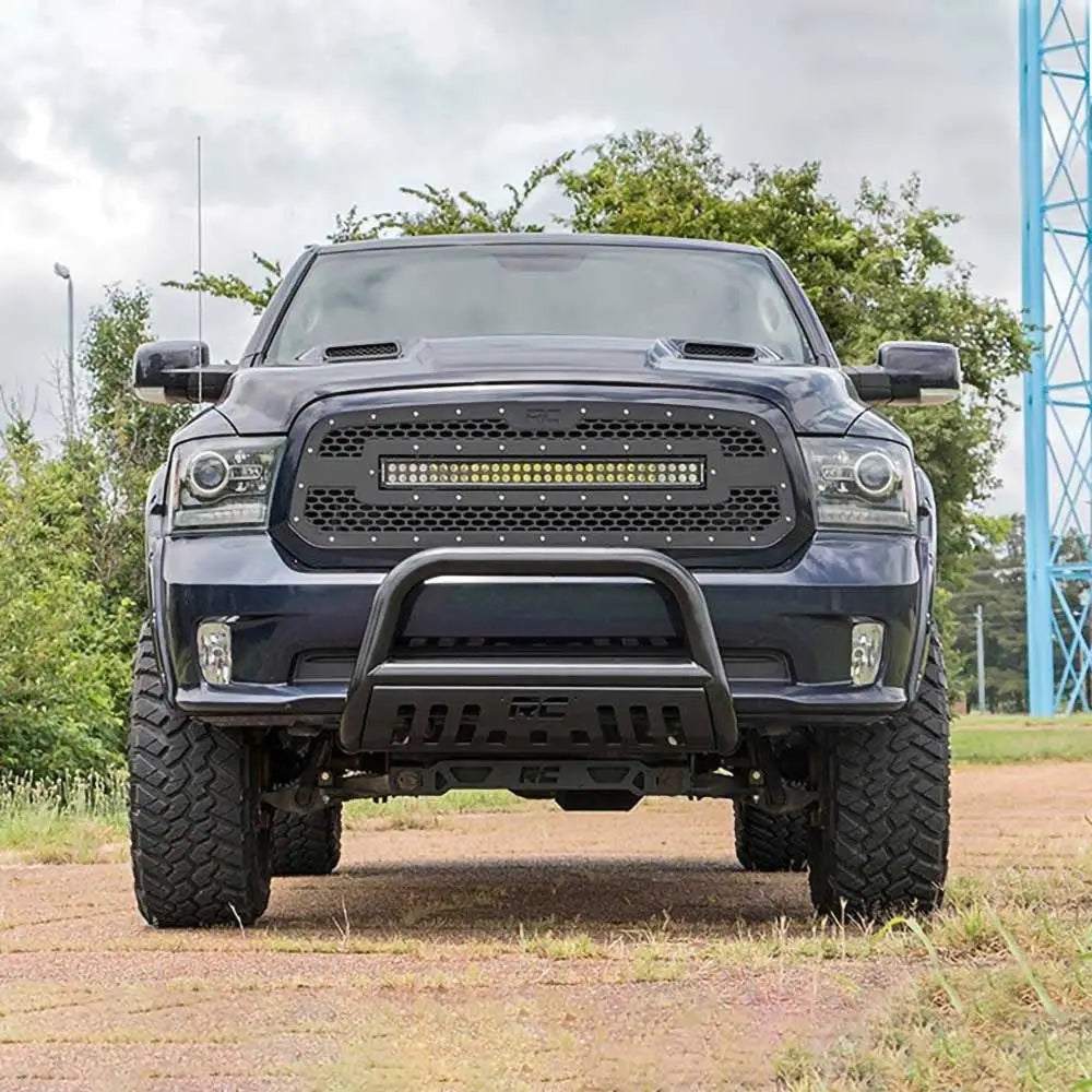 Kufanger Rough Country i svart metall med LED-lysbjelke montert på RAM 1500 Classic DS sett forfra.