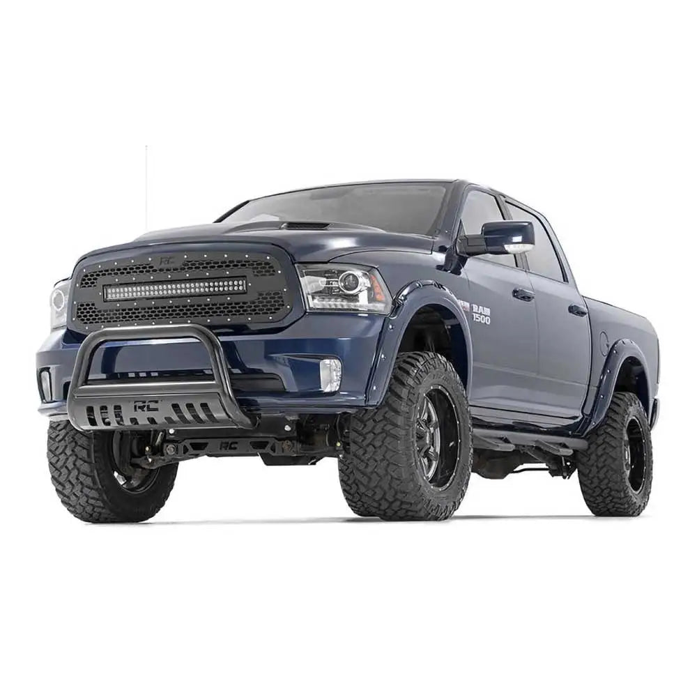 Bullbar på RAM 1500 Classic DS med store terrengdekk og svart kufanger, sett forfra mot hvit bakgrunn.