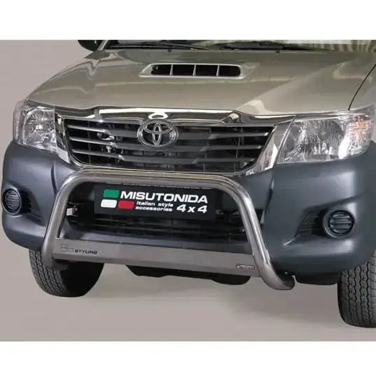 Frontbøyle Toyota Hilux 11-15 EC Godkjent montert på grå SUV, sett rett forfra med synlig logo.