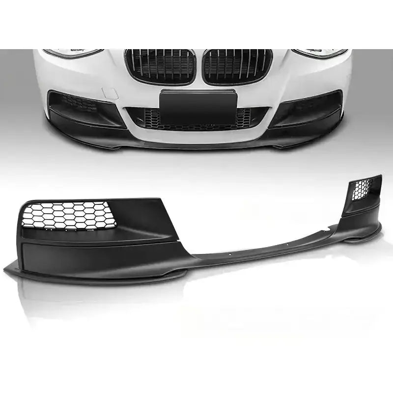 Frontleppe til BMW F20/F21 11-14 M-Performance i sort plast med bikubemønstrede luftåpninger.