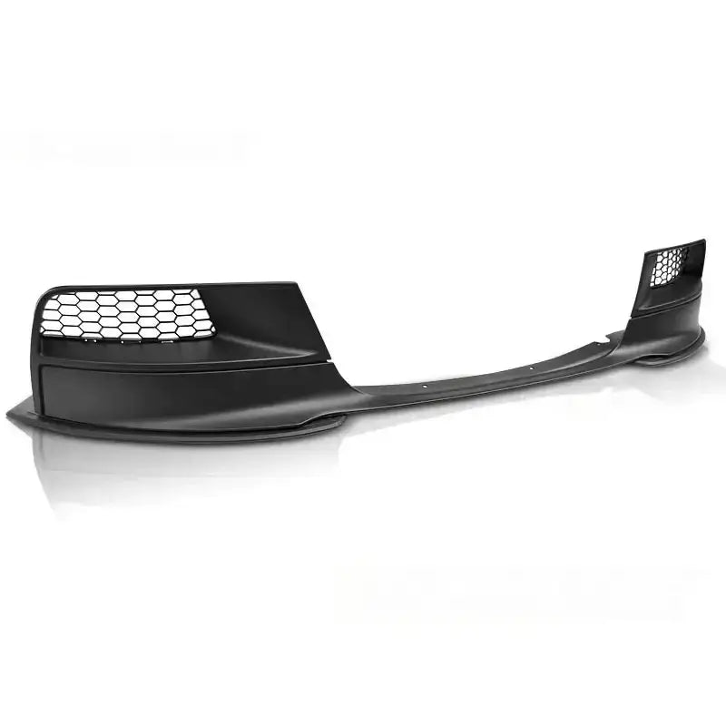 Frontspoiler til BMW F20/F21 11-14 M-Performance med bikubemønstret netting, sett fra skrå vinkel.