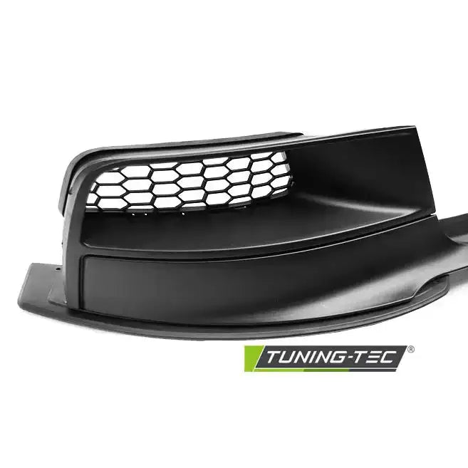 Front lip til BMW F20/F21 M-Performance, svart plast med bikakemønster og Tuning-Tec-logo, nærbilde.