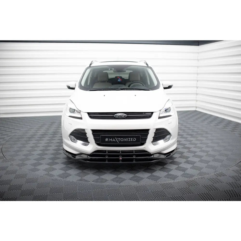 Frontsplitter til Ford Kuga ST-Line Mk2 montert på hvit bil sett forfra i lyst rom med rutet grått gulv.
