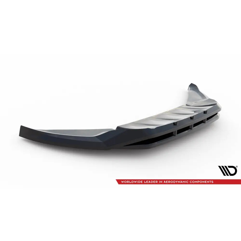 Front lip til Ford Kuga ST-Line Mk2, svart med ribbet overflate, sett fra lav vinkel mot høyre.