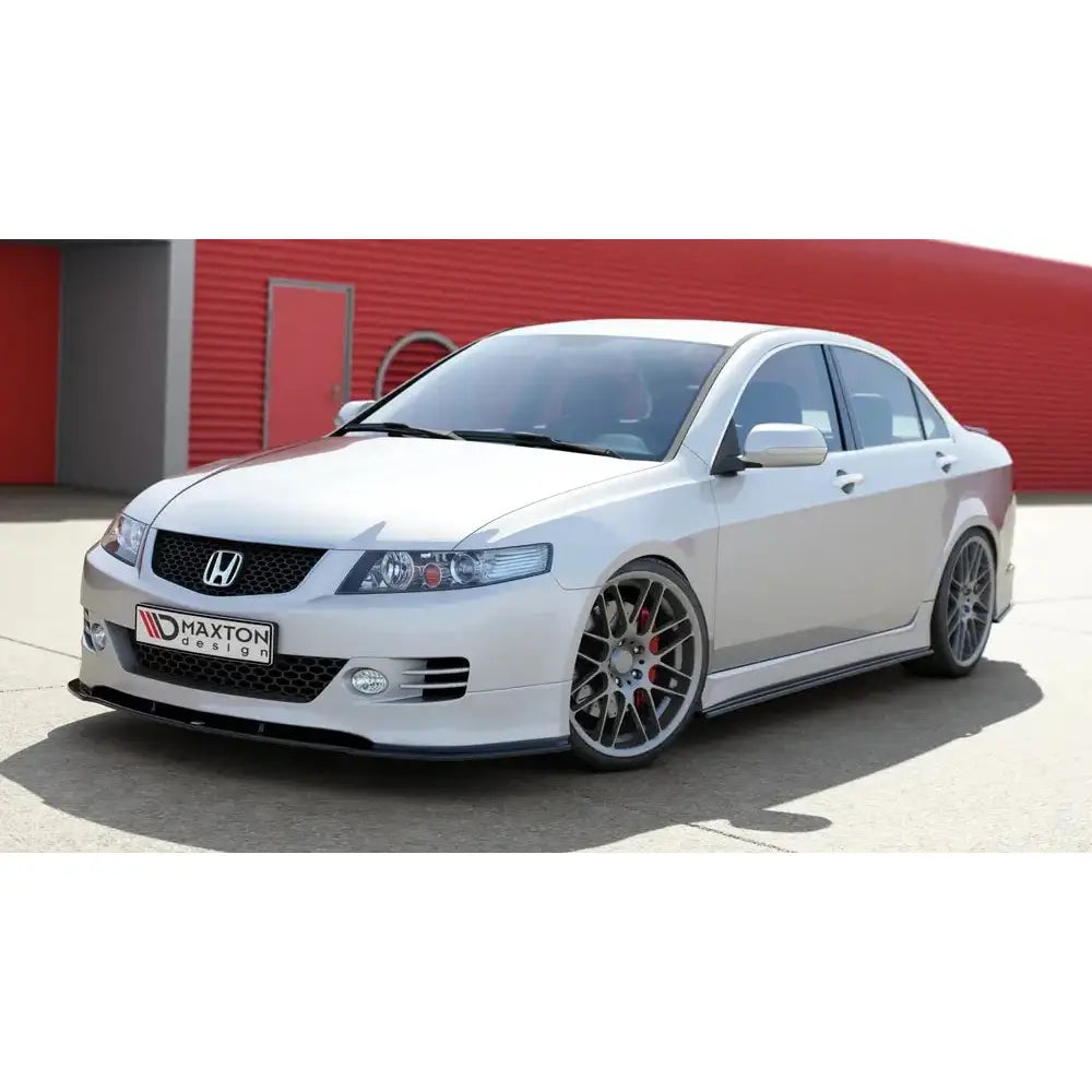 Frontspoiler Honda Accord VII Type-S sett skrått forfra med sølvfarge, store felger og røde bremsekalipere.