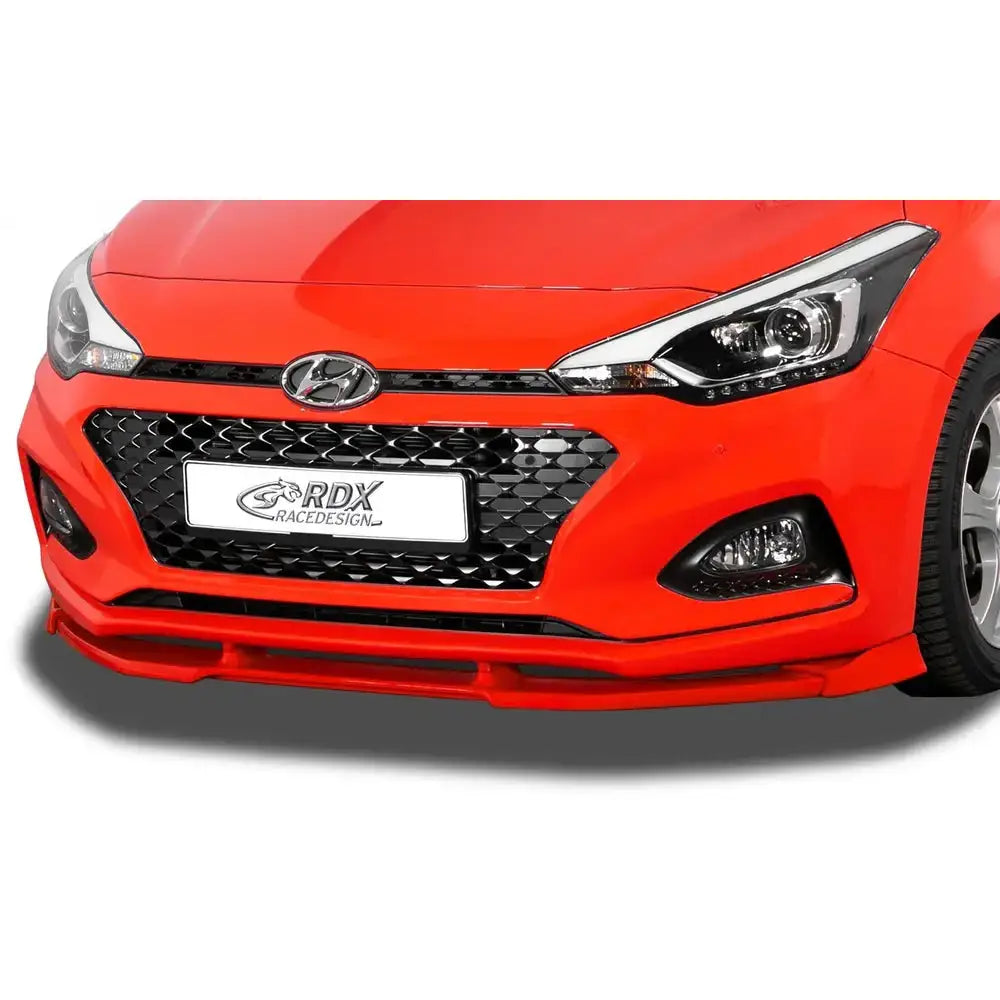 Frontleppe Hyundai i20 GB 18- montert på rød bil med sort grill og store lykter, sett fra lav vinkel.