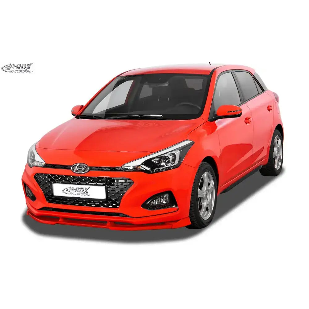 Frontspoiler Hyundai i20 GB 18- montert på rød bil, sett skrått forfra med hvit bakgrunn.