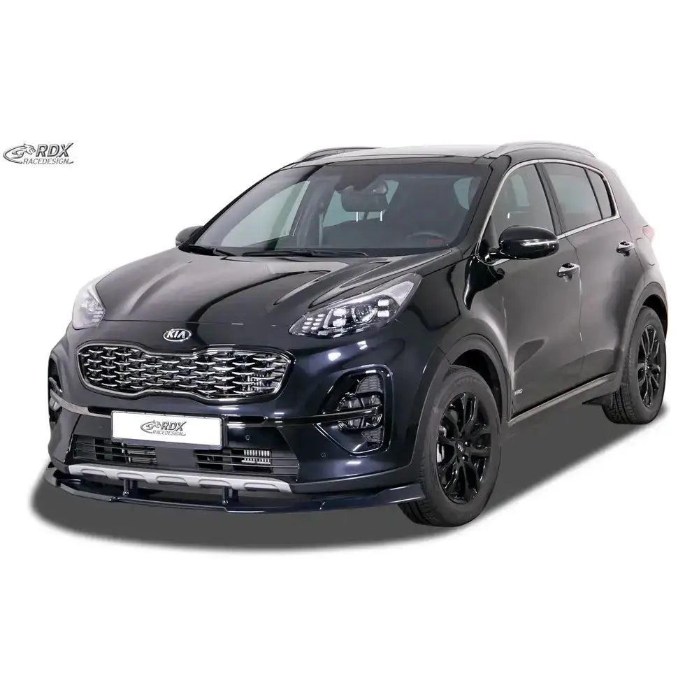 Frontspoiler på Kia Sportage QL/QLE 18- GT-Line med sorte felger og metalliske detaljer, sett skrått forfra.