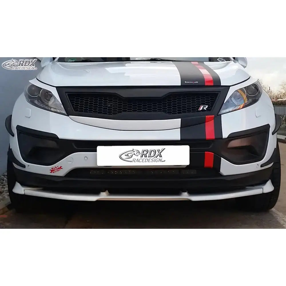 Frontsplitter på hvit Kia Sportage SL 10-15 med sorte og røde dekorstriper, sett forfra.