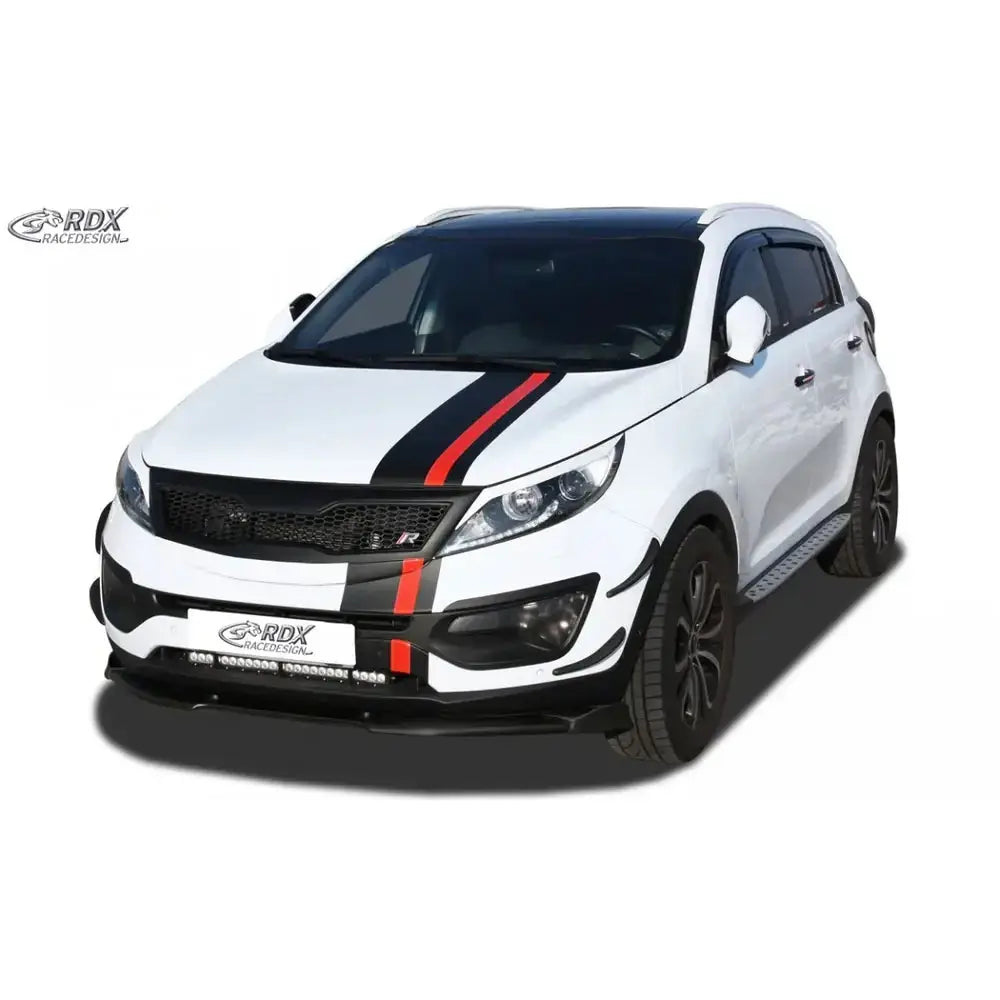 Front splitter på hvit Kia Sportage SL 10-15 med sorte og røde racing-striper og svarte detaljer.