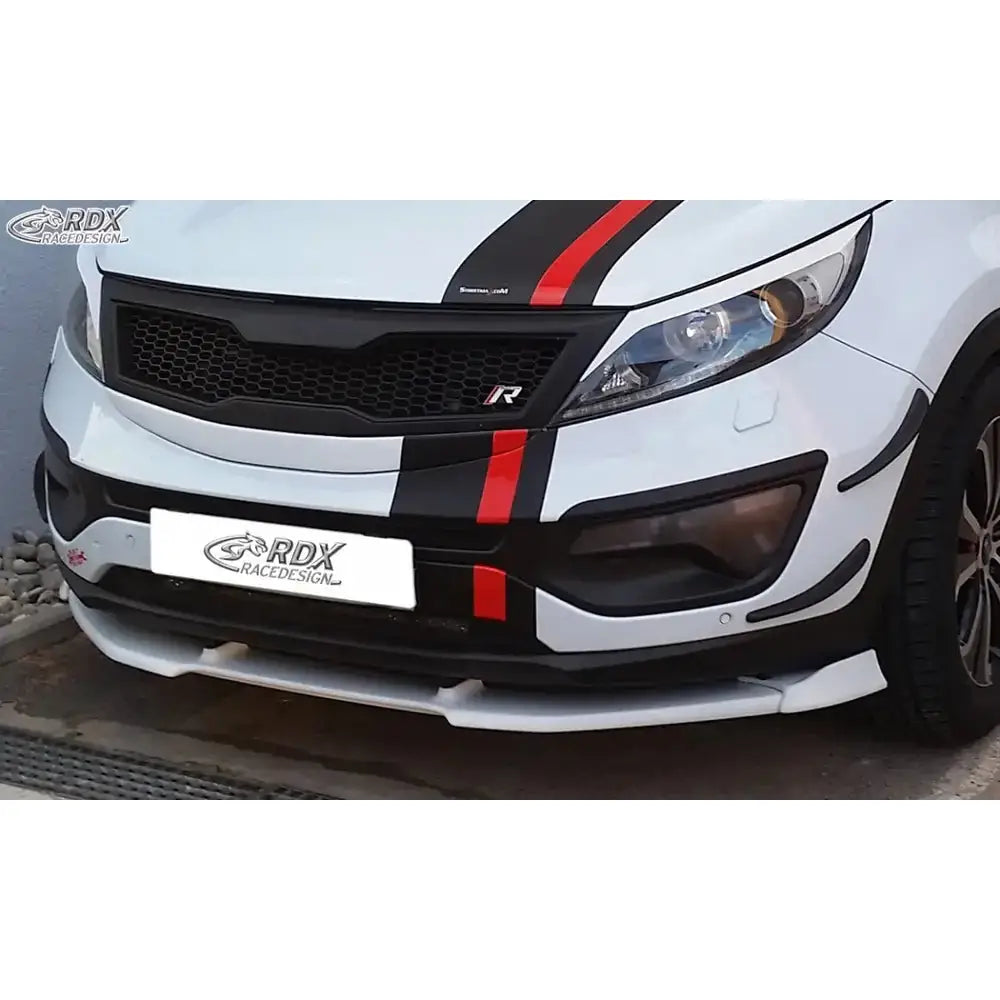 Frontleppe Kia Sportage SL 10-15 på hvit bil med sorte og røde striper, sett skrått forfra.