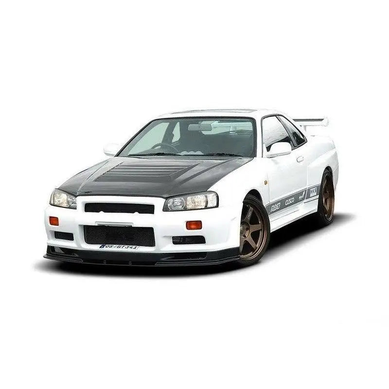 Frontleppe Nissan Skyline R34 Gtt montert på hvit sportsbil med sort panser og bronsefargede felger.