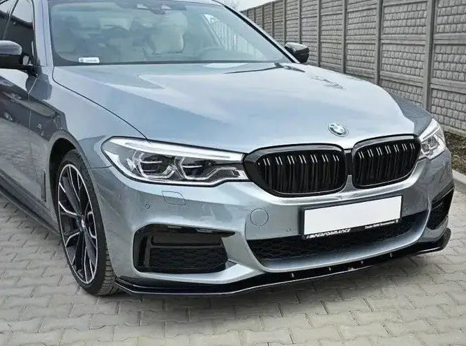 Spoiler på BMW 5 G30/G31 M-Pack V.1 sett forfra fra venstre, sølvfarget bil med mørke felger.