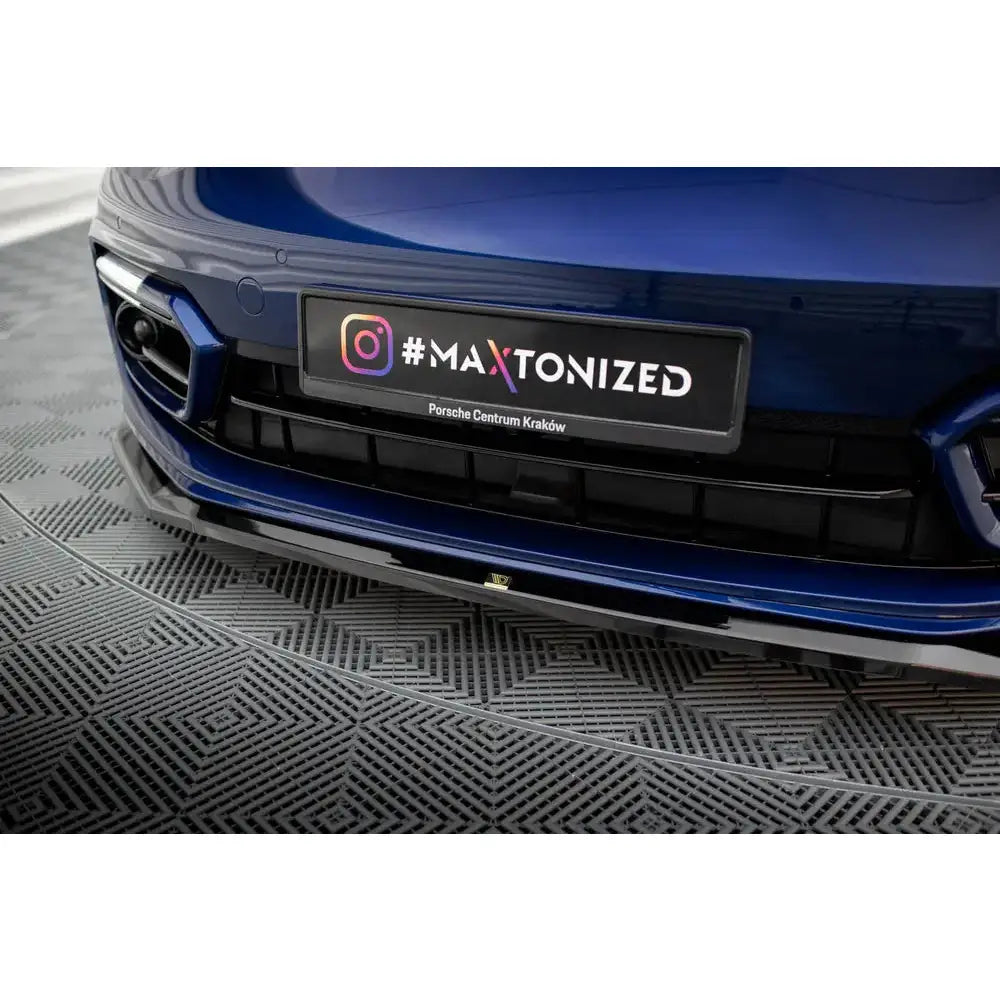 Frontsplitter til Porsche Panamera E-Hybrid 971 Facelift, nærbilde av blank sort leppe på blå bil.