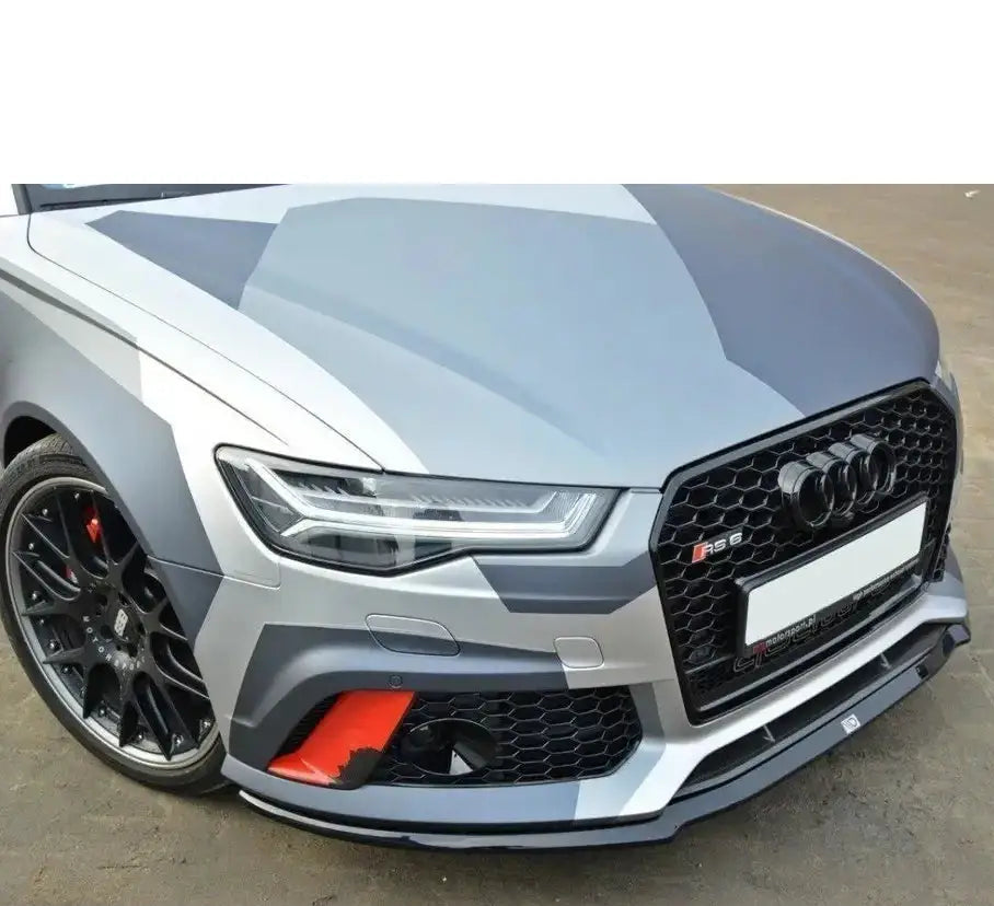 Frontleppe Audi RS6 C7 V.2 med grå kamuflasje, svart grill og røde detaljer sett fra venstre forside.