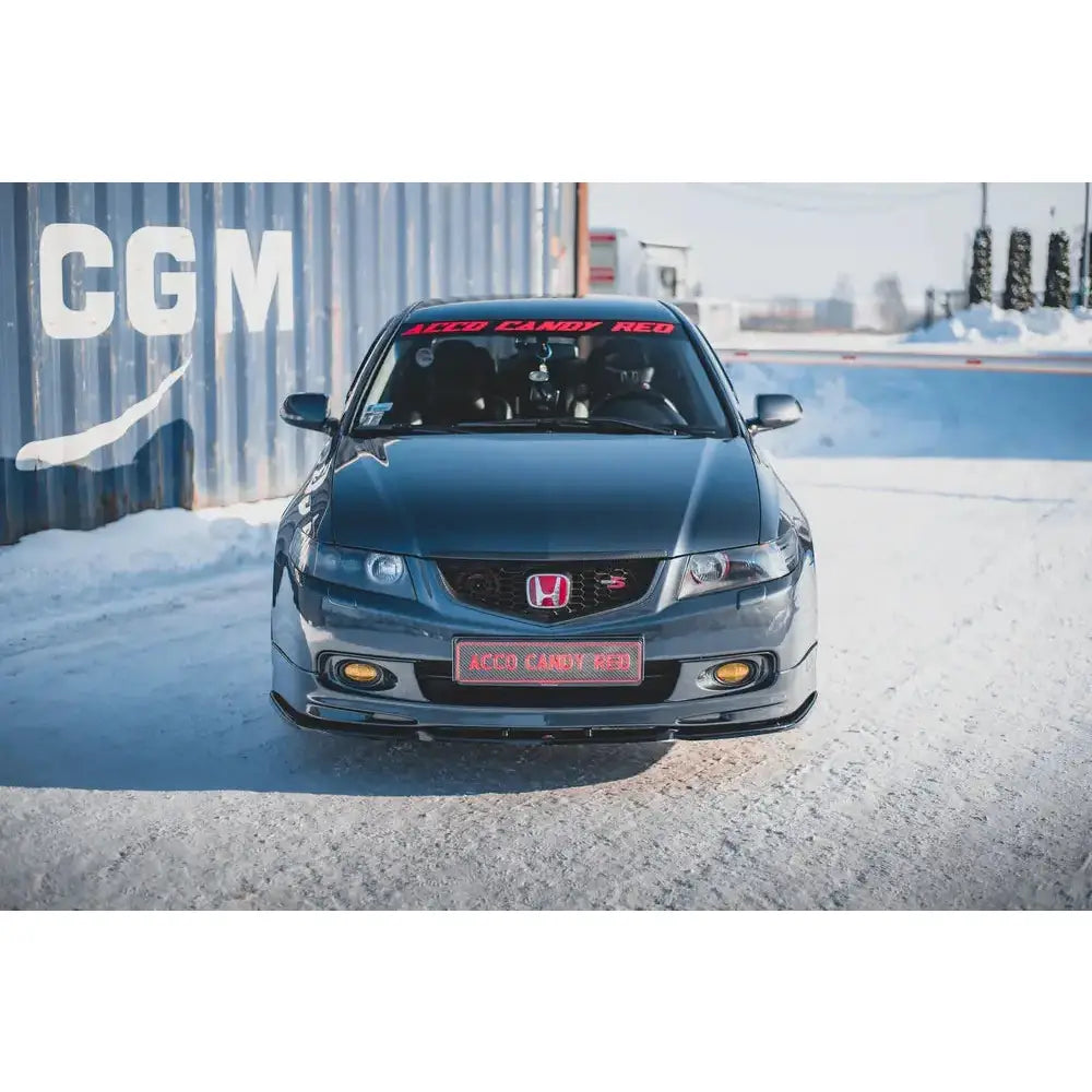 Frontspoiler på Honda Accord Mk7 Type-S V.3, mørk grå med røde detaljer og gule tåkelys, foran snø.