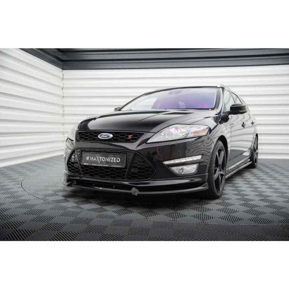 Frontspoiler på Ford Mondeo ST-Line Mk4 Facelift i svart, sett forfra med sportslige detaljer og mørke felger.
