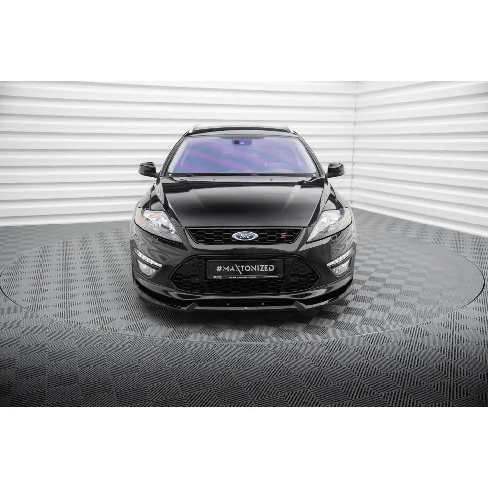 Frontsplitter på Ford Mondeo ST-Line Mk4 Facelift sett forfra med sportslige detaljer i lyst studio.
