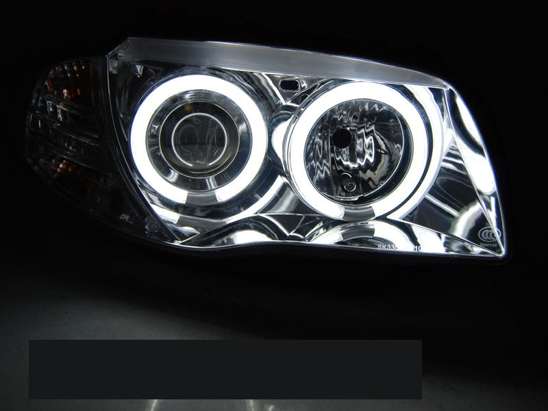 Nærbilde av CCFL Angel Eyes lysringer på BMW 1-serie frontlykter i krom