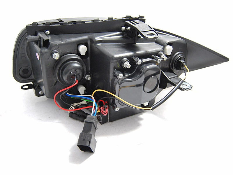 BMW 1-serie E87 frontlykter med hvite CCFL-ringer og krominnsats sett forfra