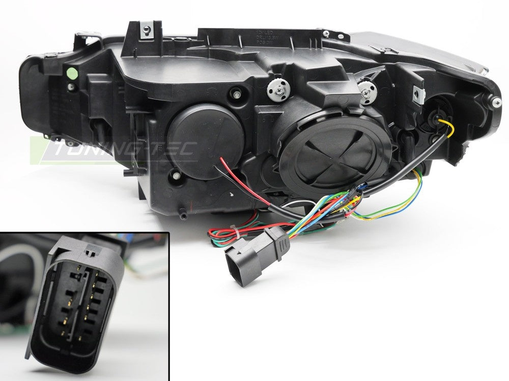 Par frontlykter med gul LED DRL og Angel Eyes-design for BMW 3-serie F30/F31, sett fra skrå vinkel