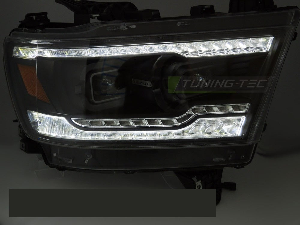 Nærbilde av full LED frontlykt i svart for Dodge Ram 2019–2022