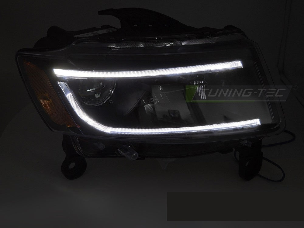 Svarte frontlykter med LED-lysbar Jeep Grand Cherokee WK2 2014-2016 sidevinkel