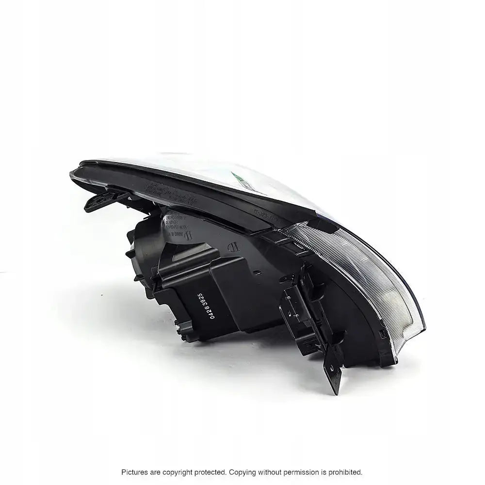 Headlights Kia Sportage II 04-08 i sort plast og glass vist i halvprofil på hvit bakgrunn.
