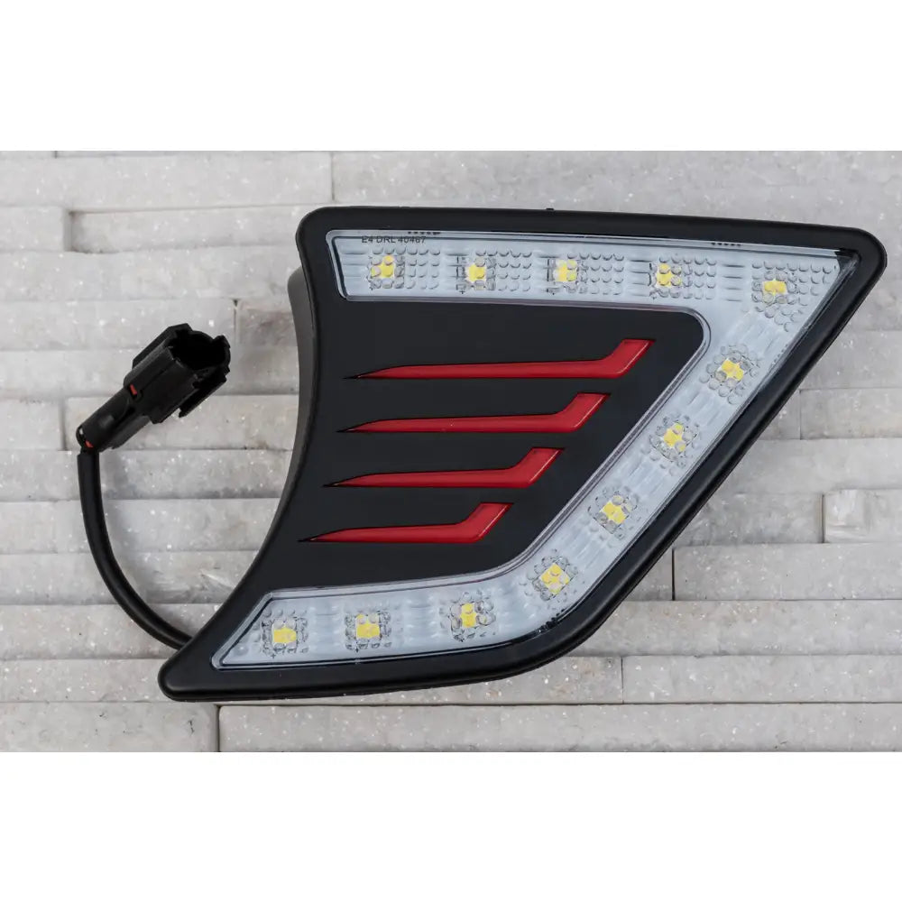 Hovedlys LED frontlykter til Toyota Hilux 12-15 sett ovenfra med synlig ledningskontakt.