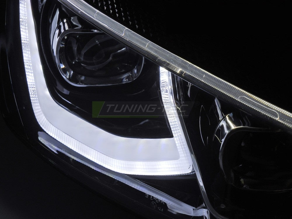Par med svarte Full LED frontlykter til Volkswagen Golf 7 VII liggende på hvit bakgrunn