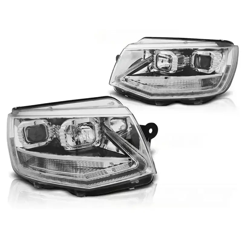 Hovedlykter Volkswagen T6 15- Chrome Led Tru DRL med sorte og kromdetaljer, sett fra skrå vinkel.