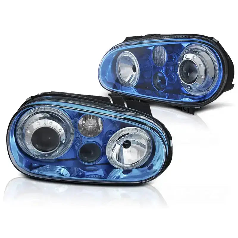 Frontlykter Vw Golf 4 Angel Eyes Blue i blått og sølv, sett fra skrå vinkel mot hvit bakgrunn.