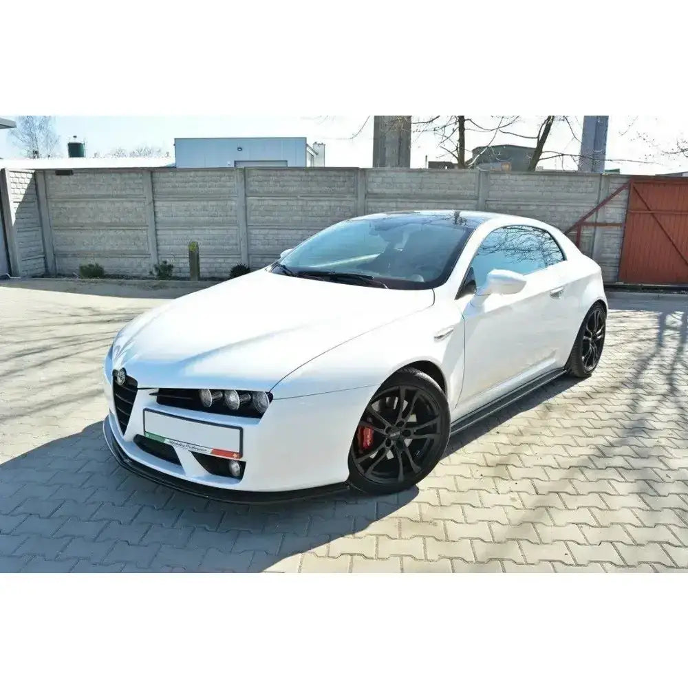Frontleppe Alfa Romeo Brera sett fra siden og forfra med sorte felger og røde bremsekalipere.