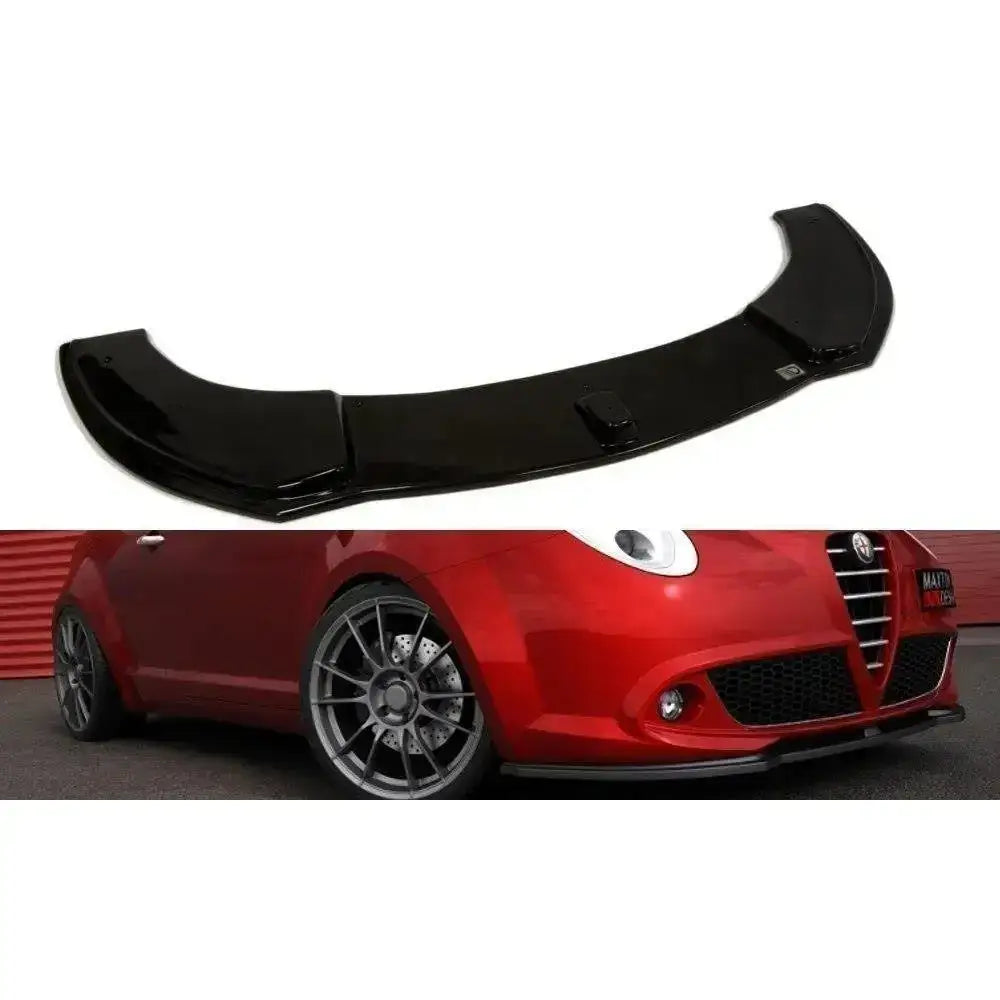 Frontleppe til Alfa Romeo Mito i sort blank plast, vist fra skrå vinkel på rød bil.