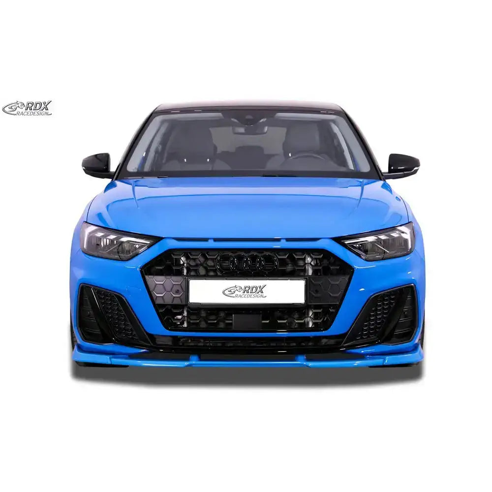 Frontsplitter til Audi A1 (GB) 18- S-Line med sort grill og markerte luftinntak sett forfra.