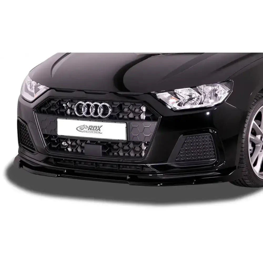 Frontleppe Audi A1 (GB) 18- Vario x i blank svart plast med sekskantet grill og sølvemblemer.