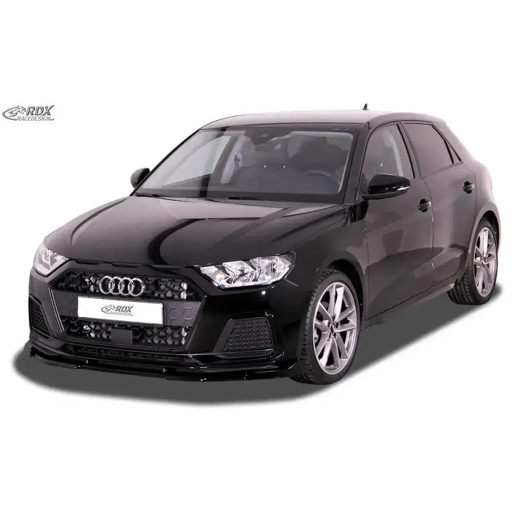 Frontspoiler Audi A1 (GB) 18- Vario x montert på svart bil med sportsfelger og markert frontgrill.