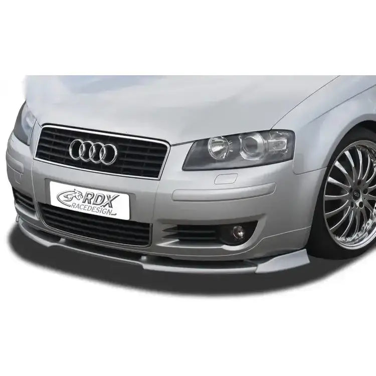 Frontleppe Audi A3 8P 03-05 med sølvfarget frontspoiler, store felger og detaljer på støtfanger.