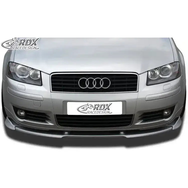 Frontspoiler til Audi A3 8P 03-05 montert under støtfanger på sølvfarget bil med sort grill.