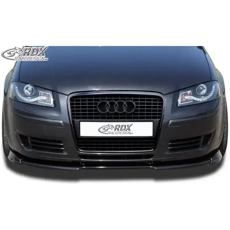 Frontspoiler Audi A3 8P 05-08 sort, sett rett forfra med grill, kromdetaljer og hvit skiltplate.