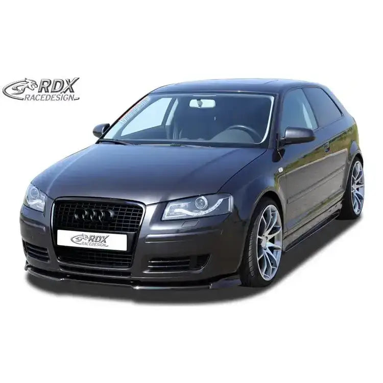 Front lip Audi A3 8P 05-08 med sportslige detaljer og store aluminiumsfelger, logo øverst til venstre.
