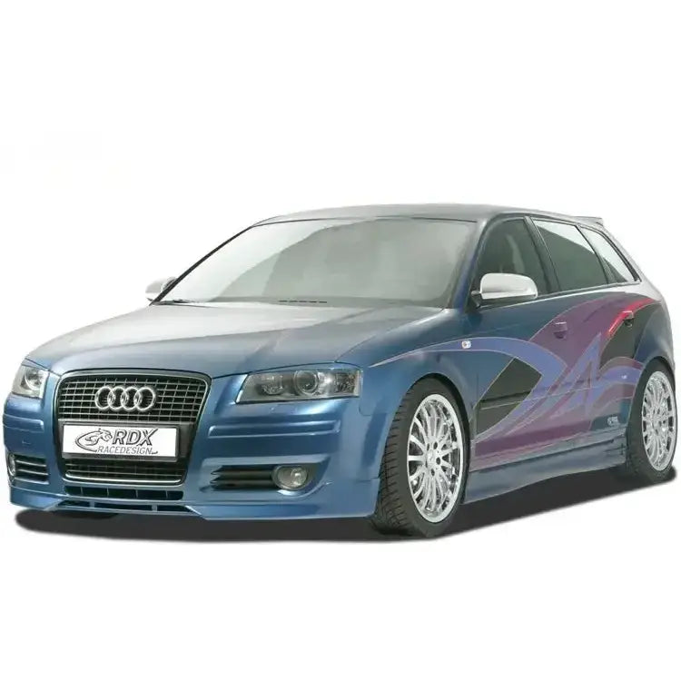 Frontleppe Audi A3 8P 06-08 montert på blå bil med lilla foliedetaljer og sølvfelger.