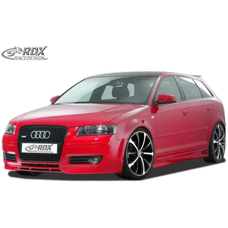 Frontsplitter Audi A3 8P 06-08 montert på rød bil med svarte felger og RDX RaceDesign-logo.