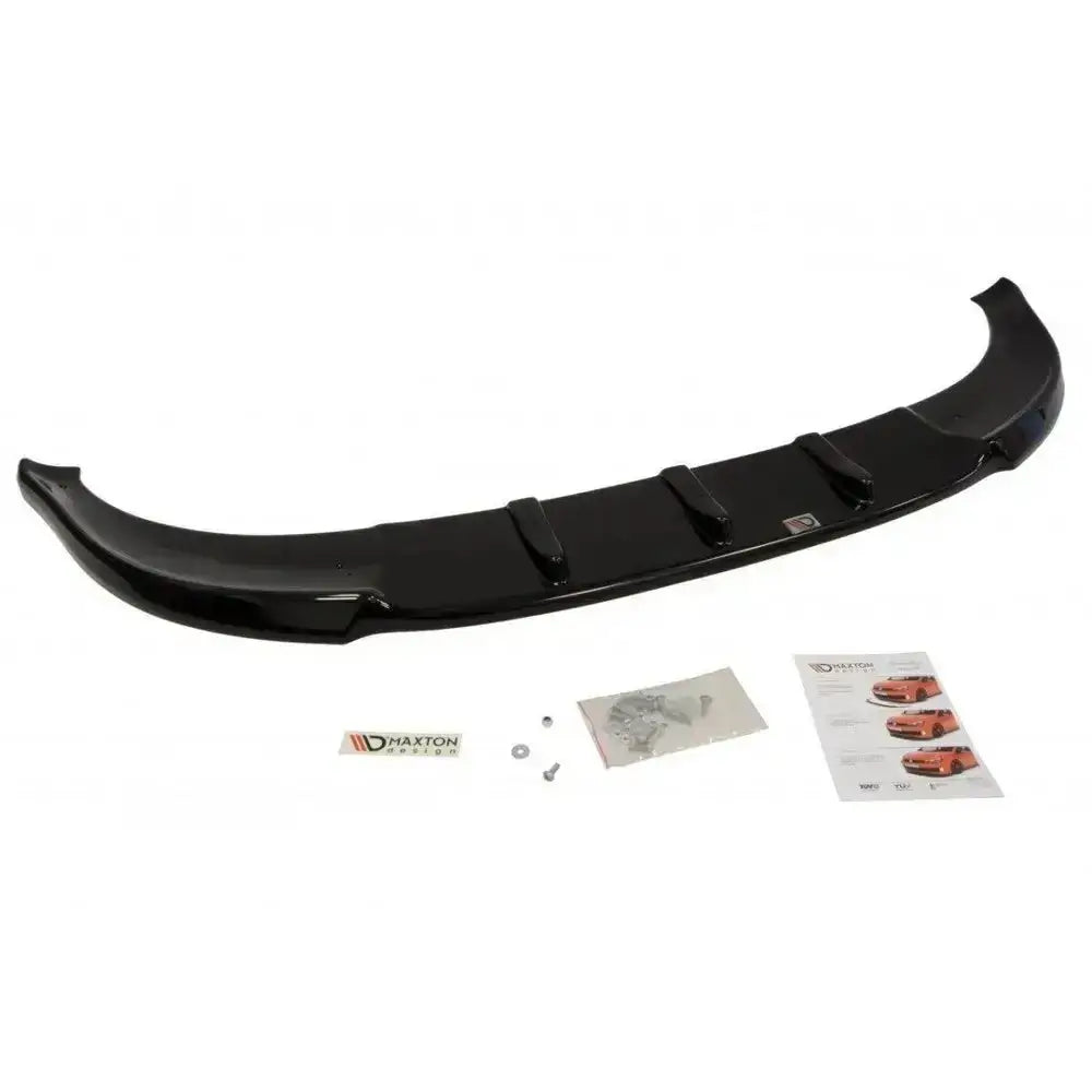 Frontsplitter til Audi A3 8P 2003-2005, sort blank plast, sett ovenfra med utstyr og logo på hvit bakgrunn.