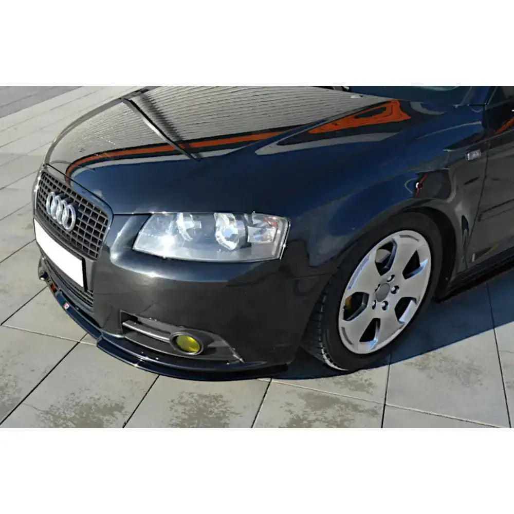 Frontsplitter Audi A3 8P S-Line med sorte detaljer, gule tåkelys og sølvfelger sett forfra i vinkel.