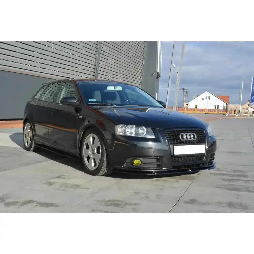 Front lip Audi A3 8P S-Line montert på sort bil med gule tåkelys og blank frontspoiler.