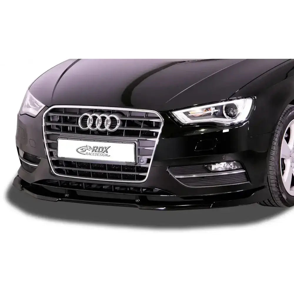 Frontleppe Audi A3 8V 12-16 i blank sort plast montert under frontfanger, sett forfra med grill og lykter.